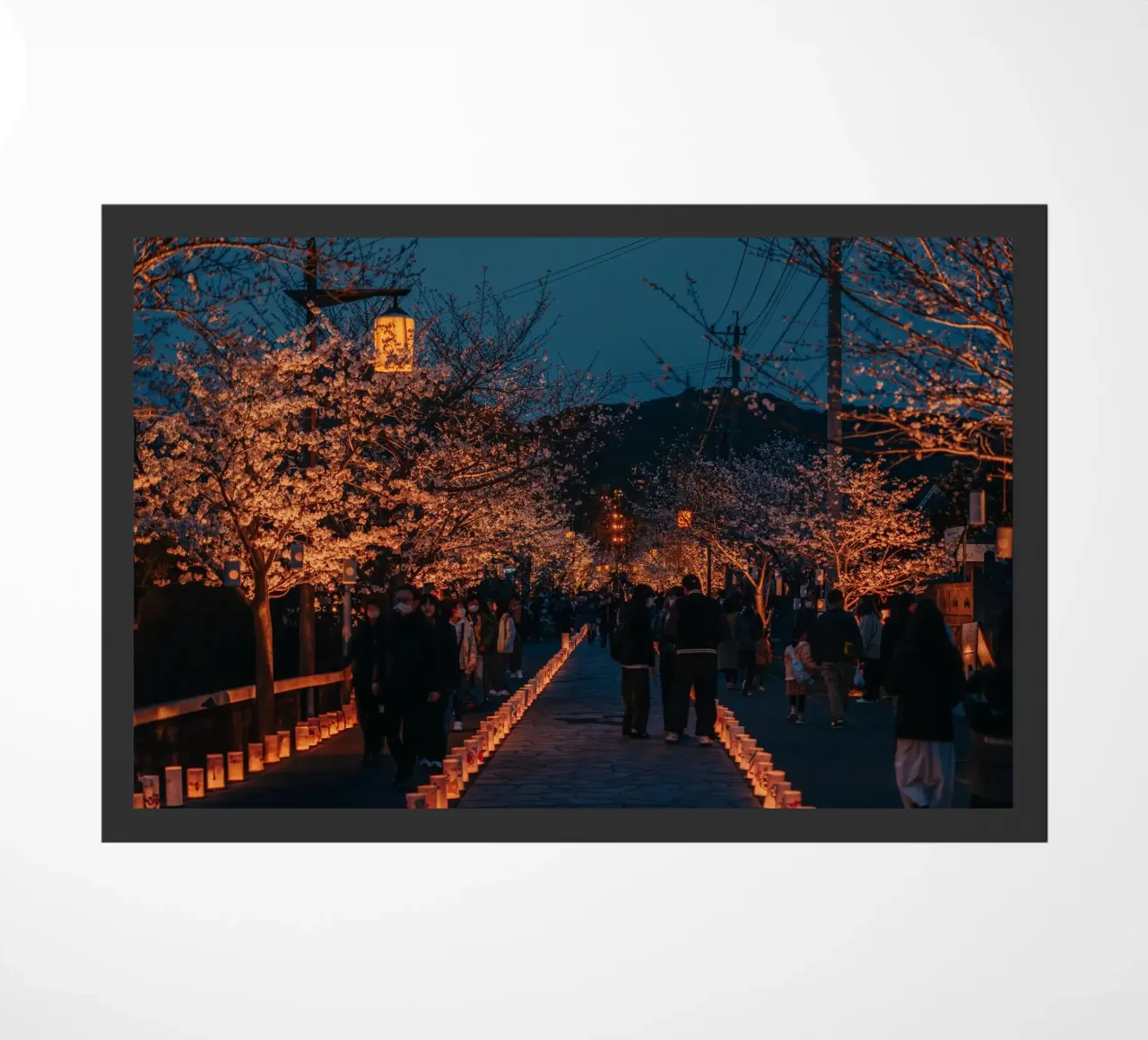 Tempio dei ciliegi in fiore di notte - Kumamoto, Giappone zerbino da Marcel Bisig