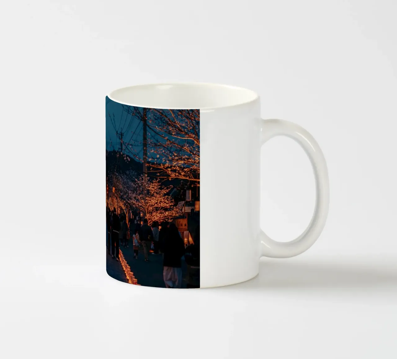 Tempio dei ciliegi in fiore di notte - Kumamoto, Giappone tazza in ceramica da Marcel Bisig