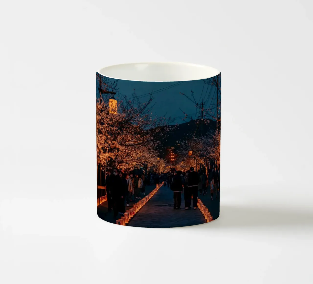 Tempio dei ciliegi in fiore di notte - Kumamoto, Giappone tazza in ceramica da Marcel Bisig