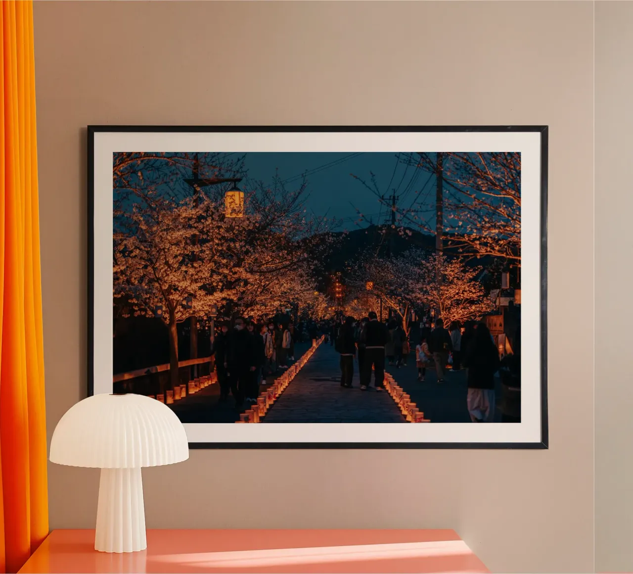 Tempio dei ciliegi in fiore di notte - Kumamoto, Giappone poster con telaio in alluminio da Marcel Bisig