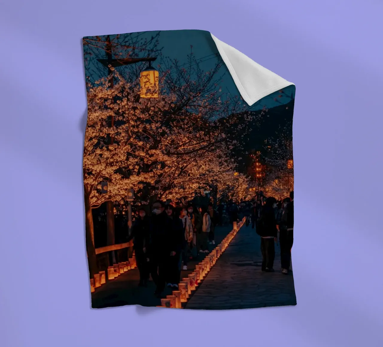 Tempio dei ciliegi in fiore di notte - Kumamoto, Giappone coperta in pile da Marcel Bisig