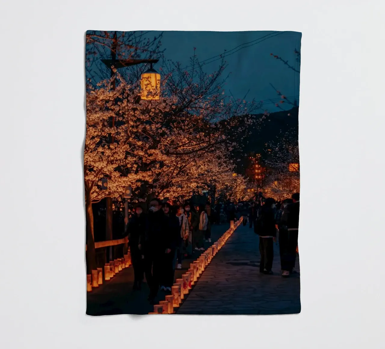 Tempio dei ciliegi in fiore di notte - Kumamoto, Giappone coperta in pile da Marcel Bisig