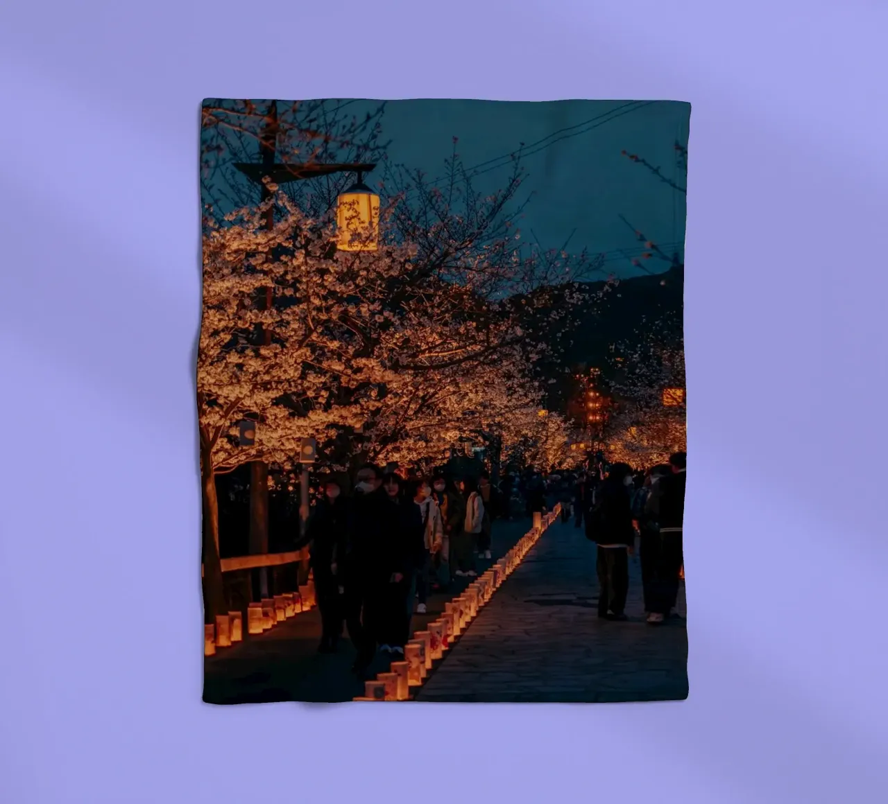 Tempio dei ciliegi in fiore di notte - Kumamoto, Giappone coperta in pile da Marcel Bisig