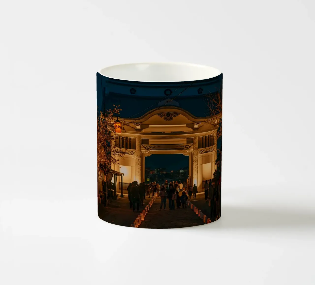 Tempio notturno dei ciliegi in fiore - Kumamoto, Giappone tazza in ceramica da Marcel Bisig