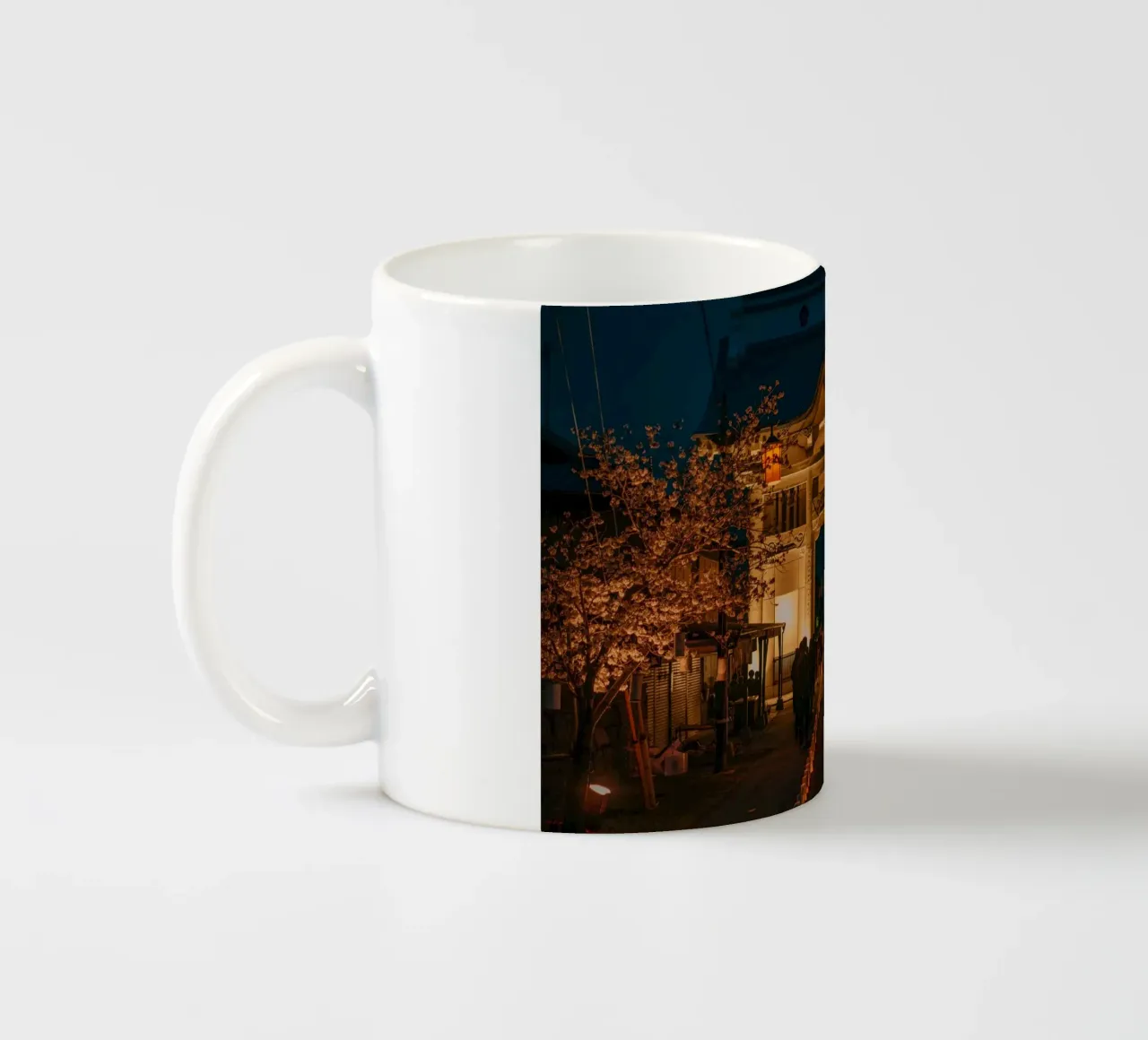 Tempio notturno dei ciliegi in fiore - Kumamoto, Giappone tazza in ceramica da Marcel Bisig