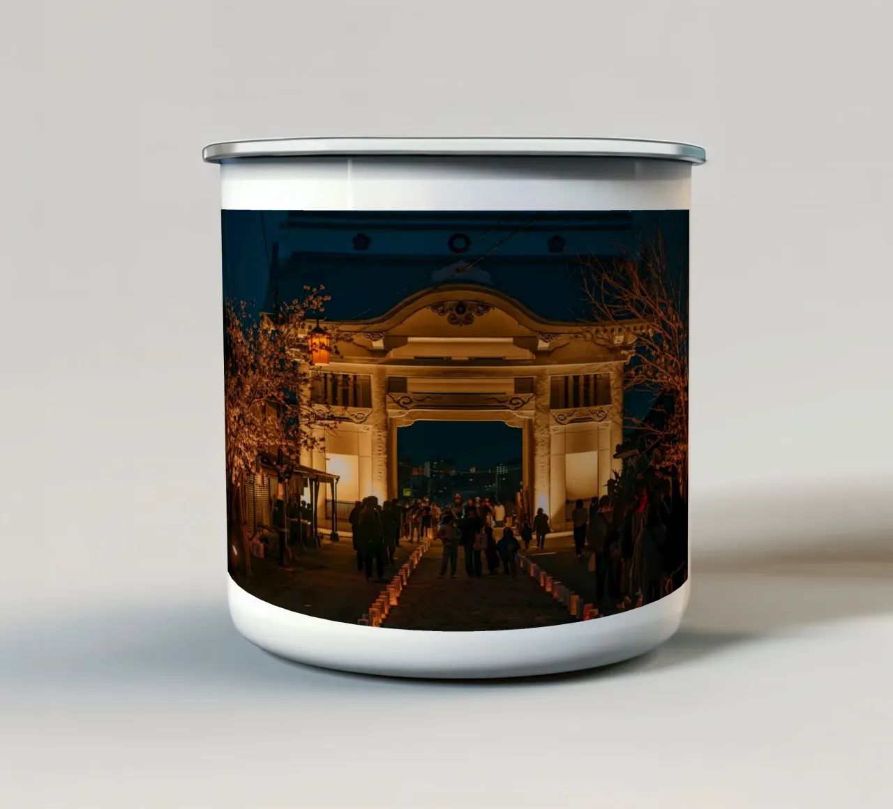 Tempio notturno dei ciliegi in fiore - Kumamoto, Giappone tazza in smalto da Marcel Bisig