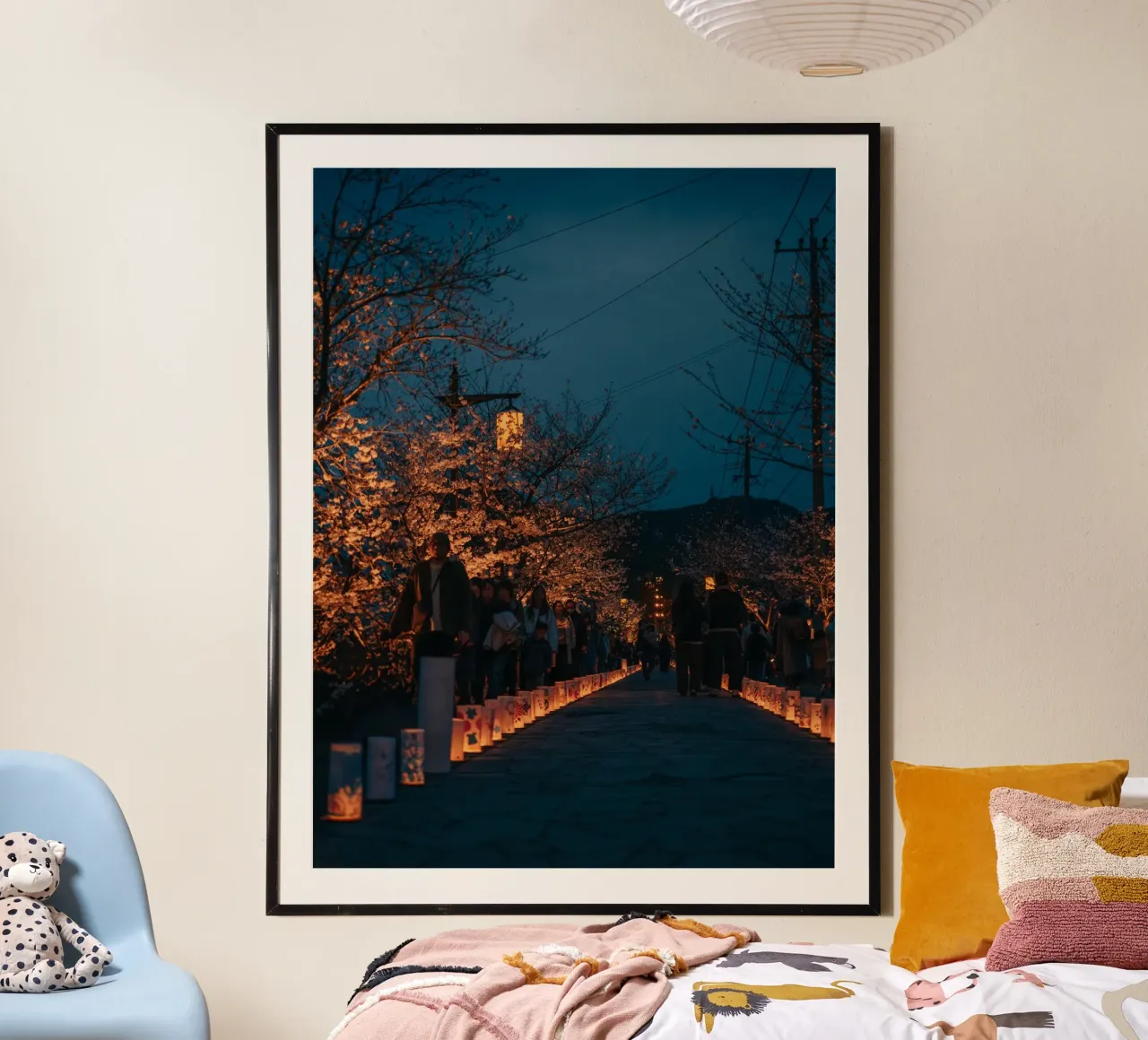 Fiori di ciliegio di notte - Kumamoto, Giappone poster con telaio in alluminio da Marcel Bisig
