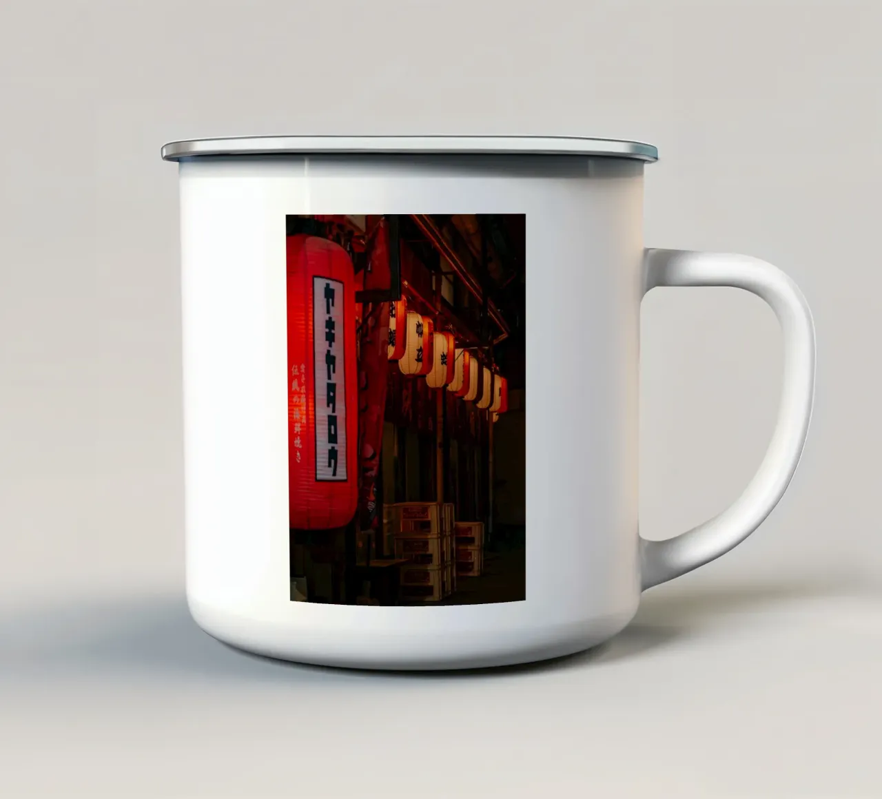 Scena notturna di Backalley a Kumamoto, Giappone tazza in smalto da Marcel Bisig