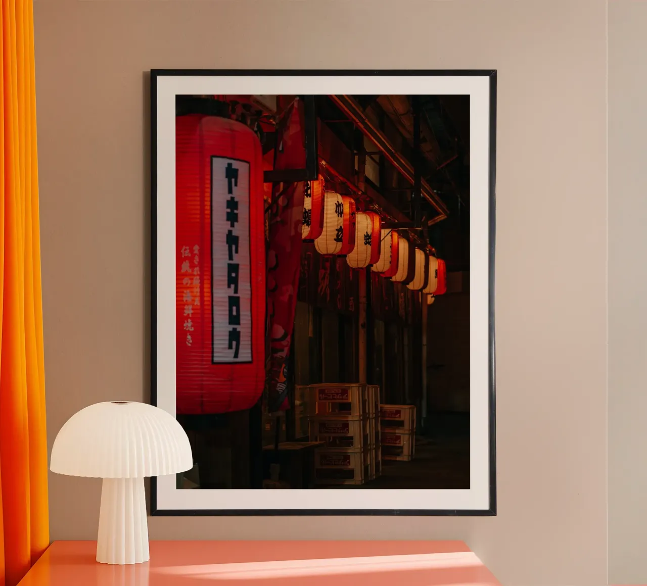 Scena notturna di Backalley a Kumamoto, Giappone poster con telaio in legno da Marcel Bisig