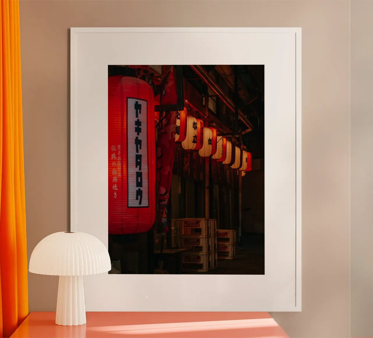 Scena notturna di Backalley a Kumamoto, Giappone poster con telaio in legno da Marcel Bisig