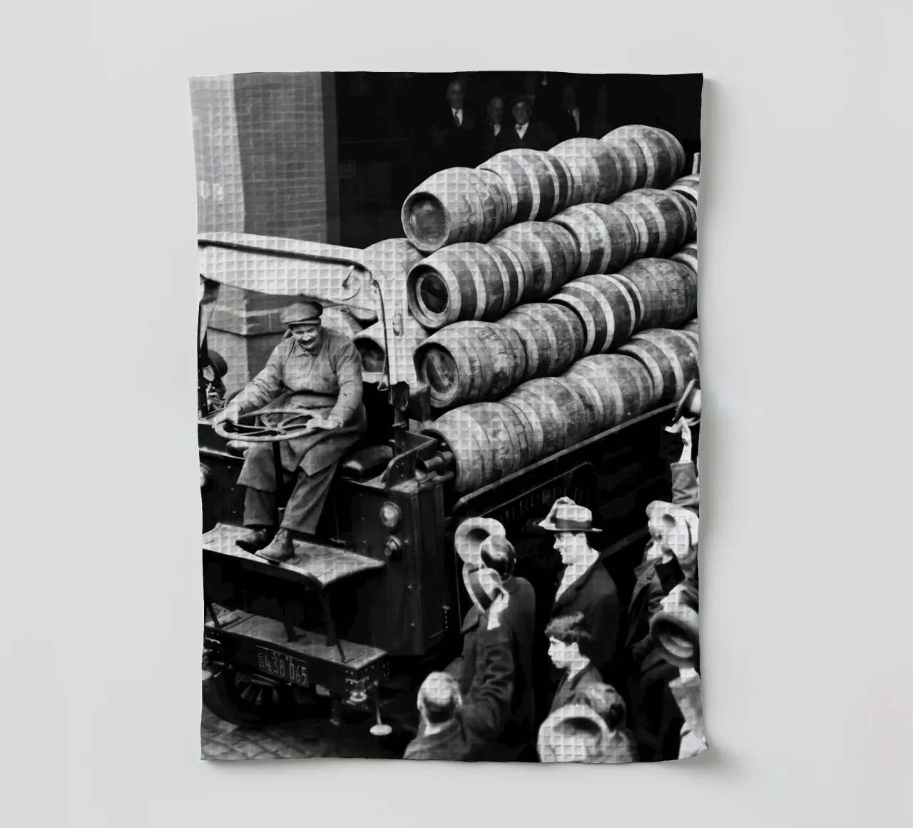 Prohibition, fûts de bière, photo ancienne en noir et blanc torchon de Vibrant Vintage Prints