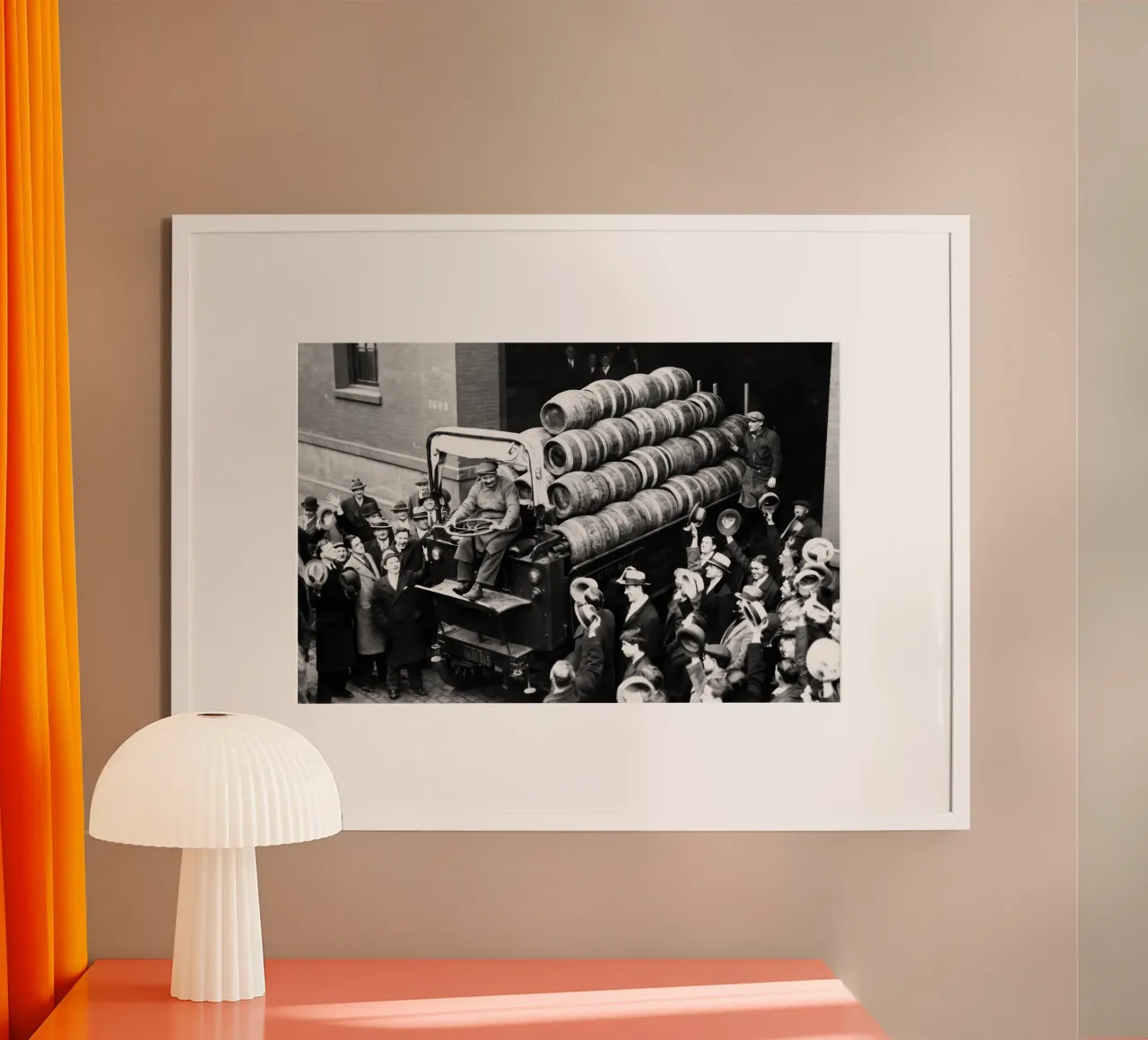 Prohibition, fûts de bière, photo ancienne en noir et blanc poster de Vibrant Vintage Prints