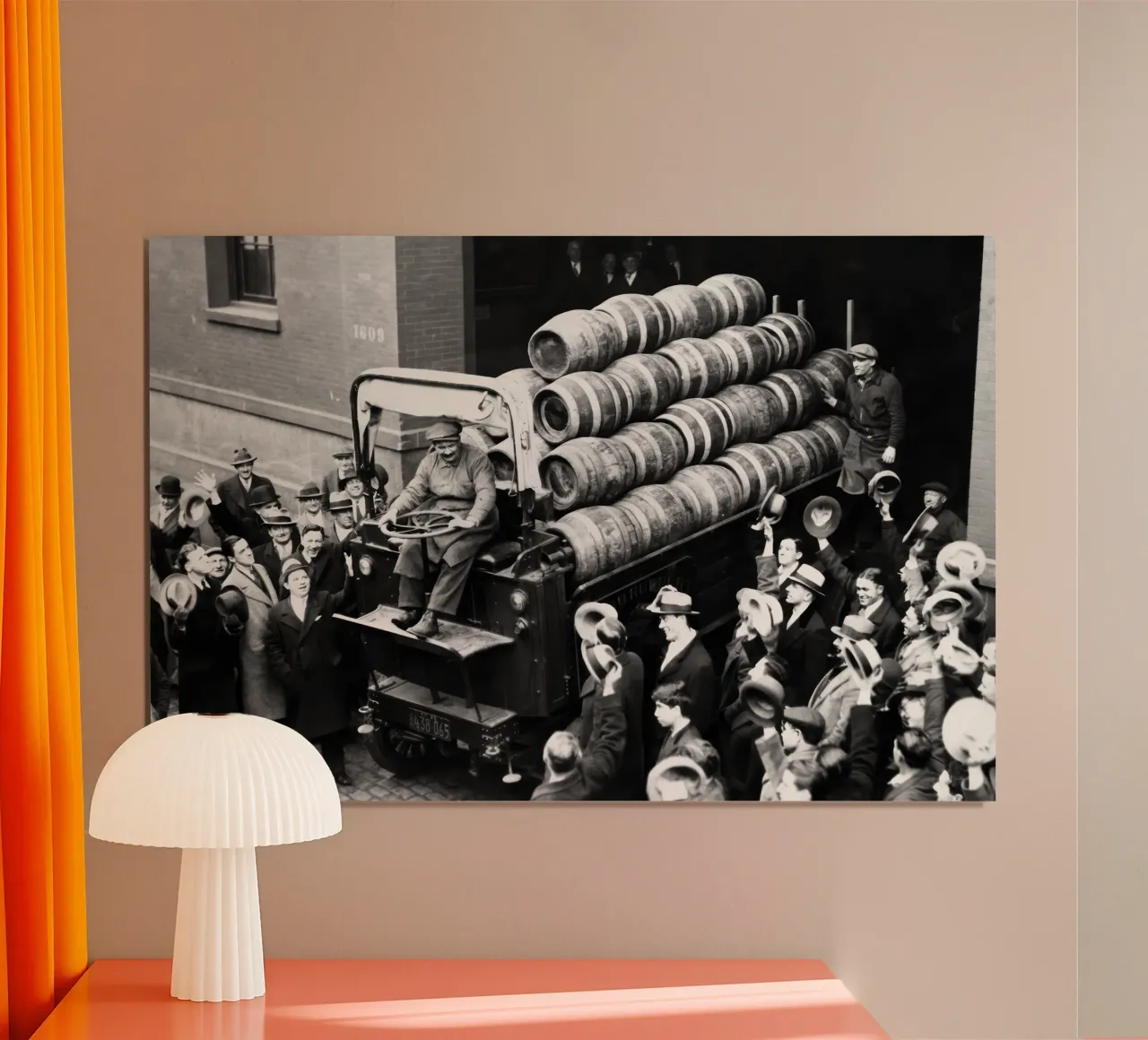 Prohibition, fûts de bière, photo ancienne en noir et blanc poster de Vibrant Vintage Prints