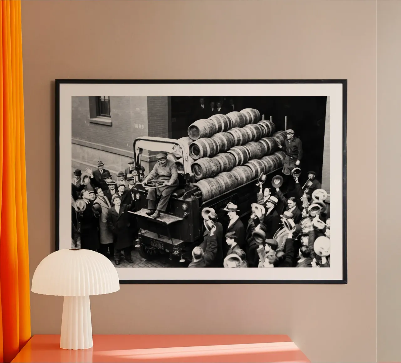 Prohibition, fûts de bière, photo ancienne en noir et blanc poster de Vibrant Vintage Prints