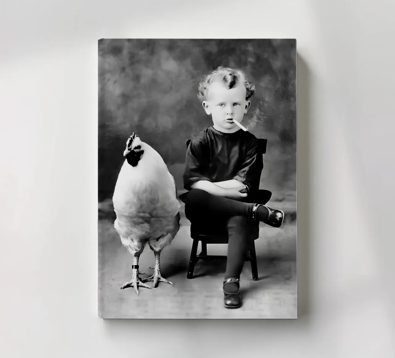 Garçon et poulet, drôle de photo ancienne en noir et blanc carnet de notes de Vibrant Vintage Prints