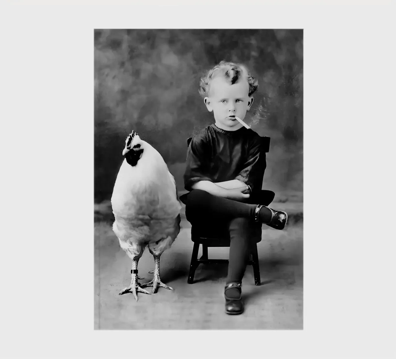 Garçon et poulet, drôle de photo ancienne en noir et blanc carnet de notes de Vibrant Vintage Prints