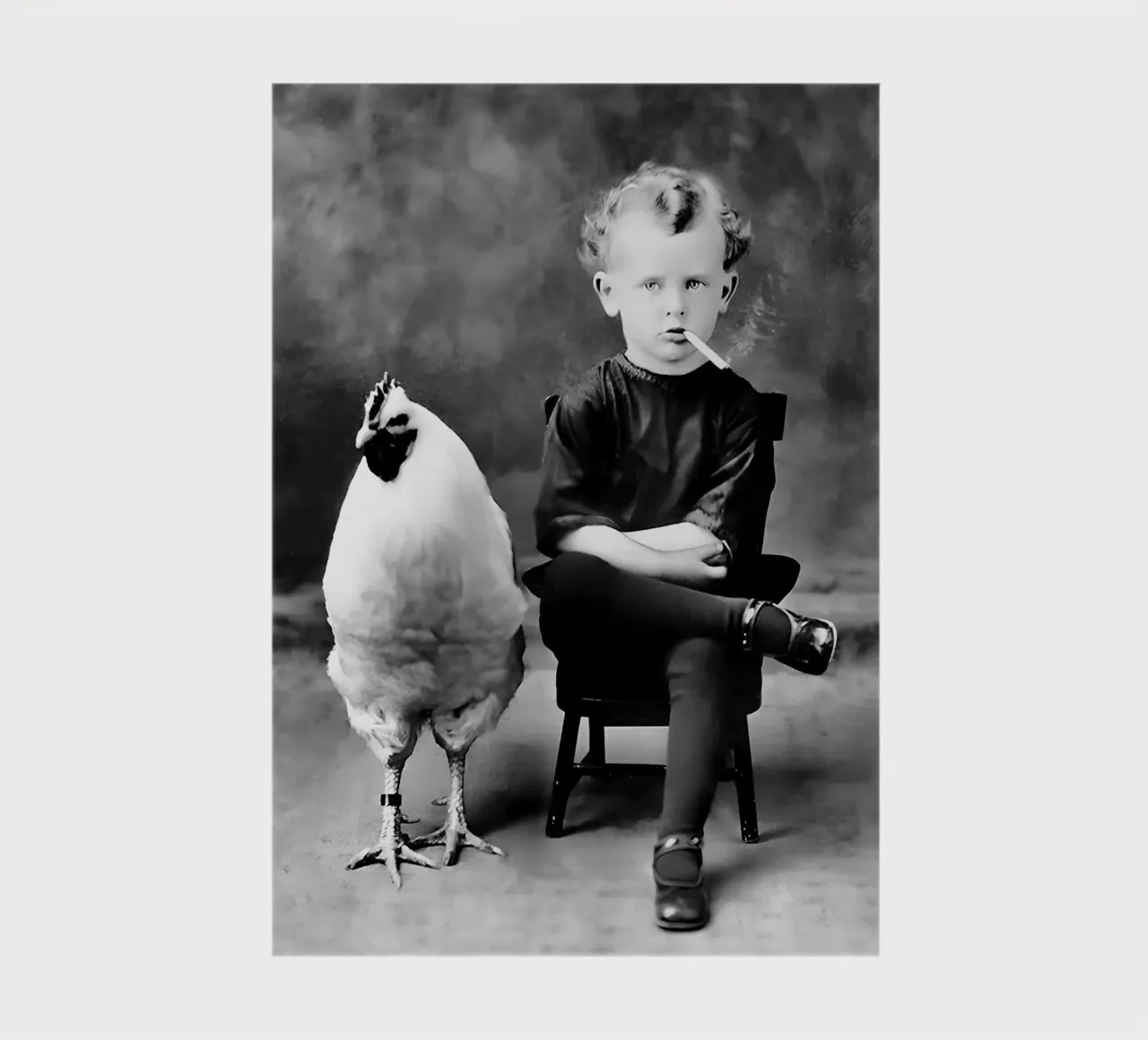 Garçon et poulet, drôle de photo ancienne en noir et blanc carnet de notes de Vibrant Vintage Prints