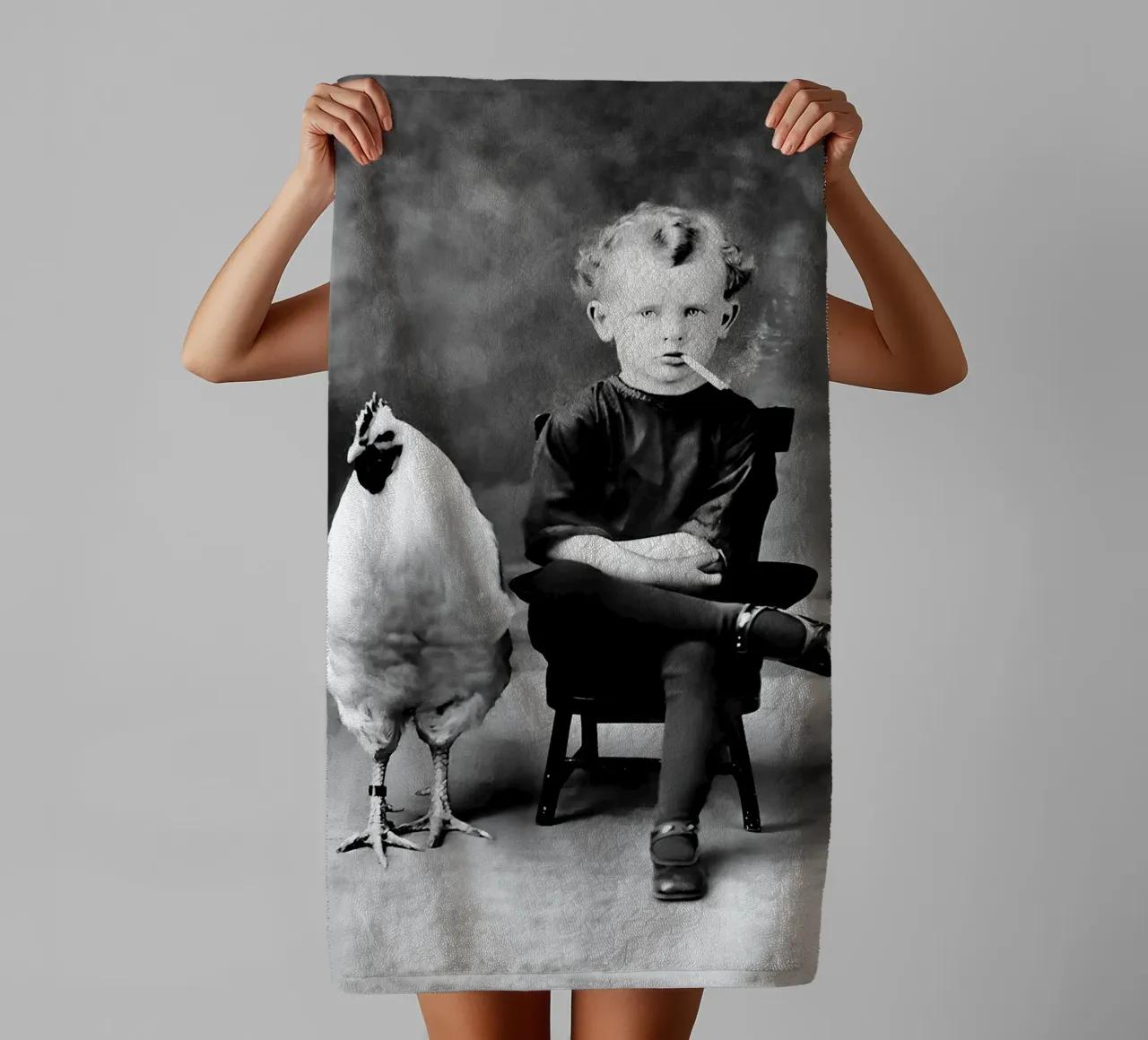 Garçon et poulet, drôle de photo ancienne en noir et blanc serviette de bain de Vibrant Vintage Prints