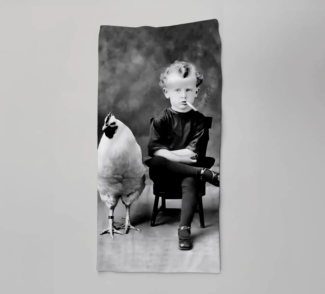 Garçon et poulet, drôle de photo ancienne en noir et blanc serviette de bain de Vibrant Vintage Prints