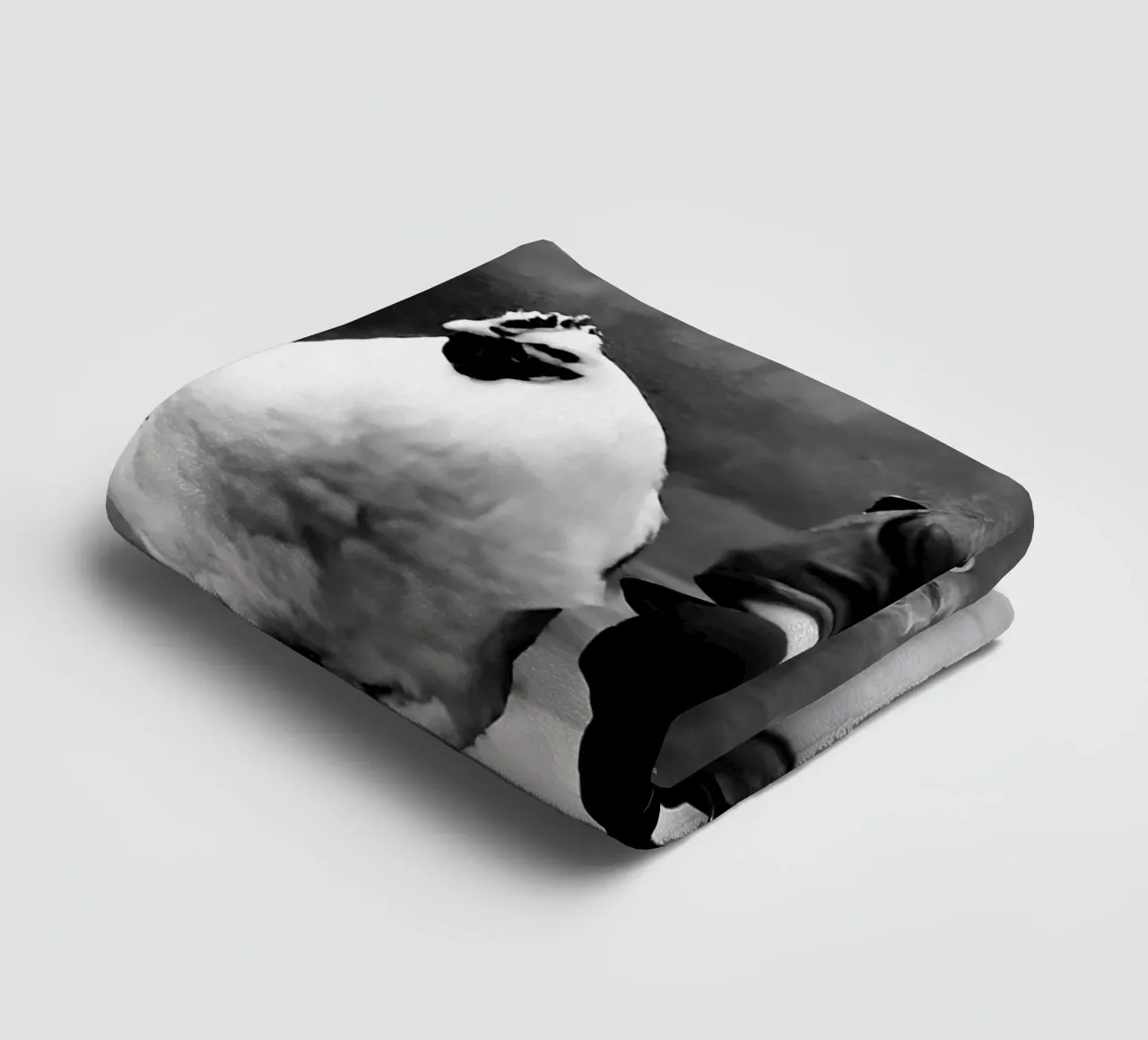 Garçon et poulet, drôle de photo ancienne en noir et blanc serviette de bain de Vibrant Vintage Prints