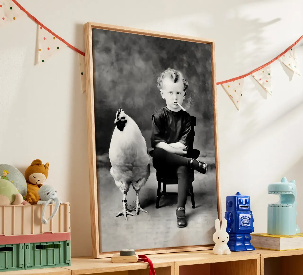 Garçon et poulet, drôle de photo ancienne en noir et blanc toile avec Caisse américaine de Vibrant Vintage Prints