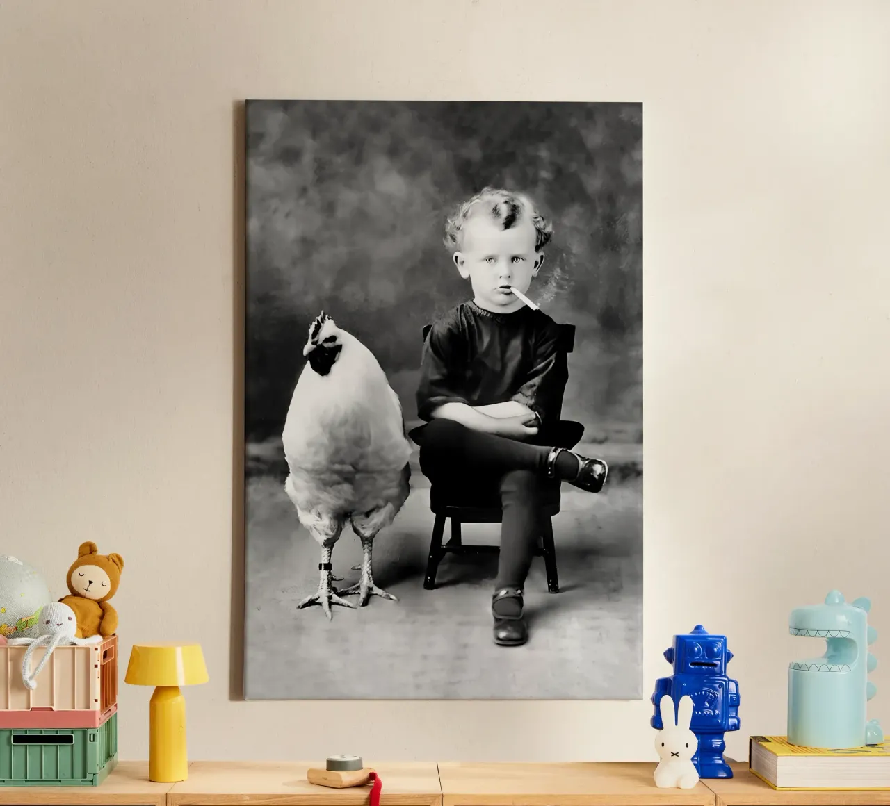Garçon et poulet, drôle de photo ancienne en noir et blanc toile avec Caisse américaine de Vibrant Vintage Prints