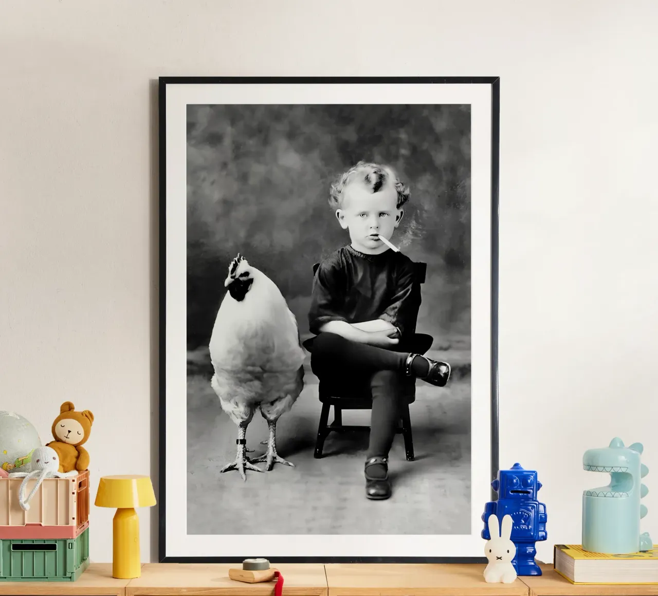 Garçon et poulet, drôle de photo ancienne en noir et blanc poster de Vibrant Vintage Prints