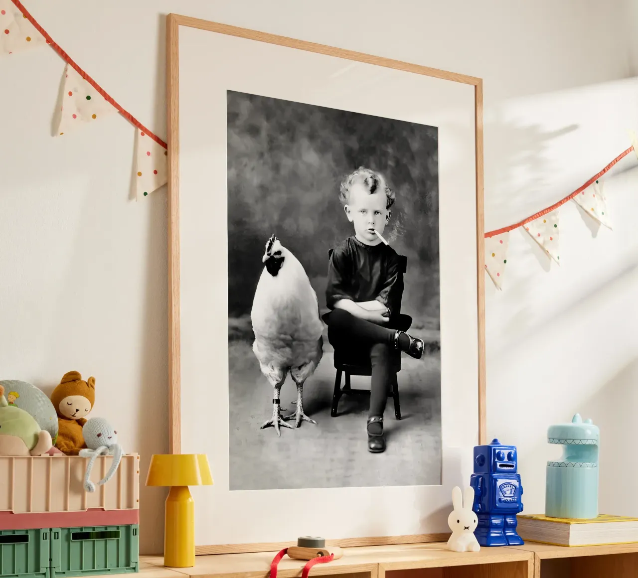 Garçon et poulet, drôle de photo ancienne en noir et blanc poster de Vibrant Vintage Prints