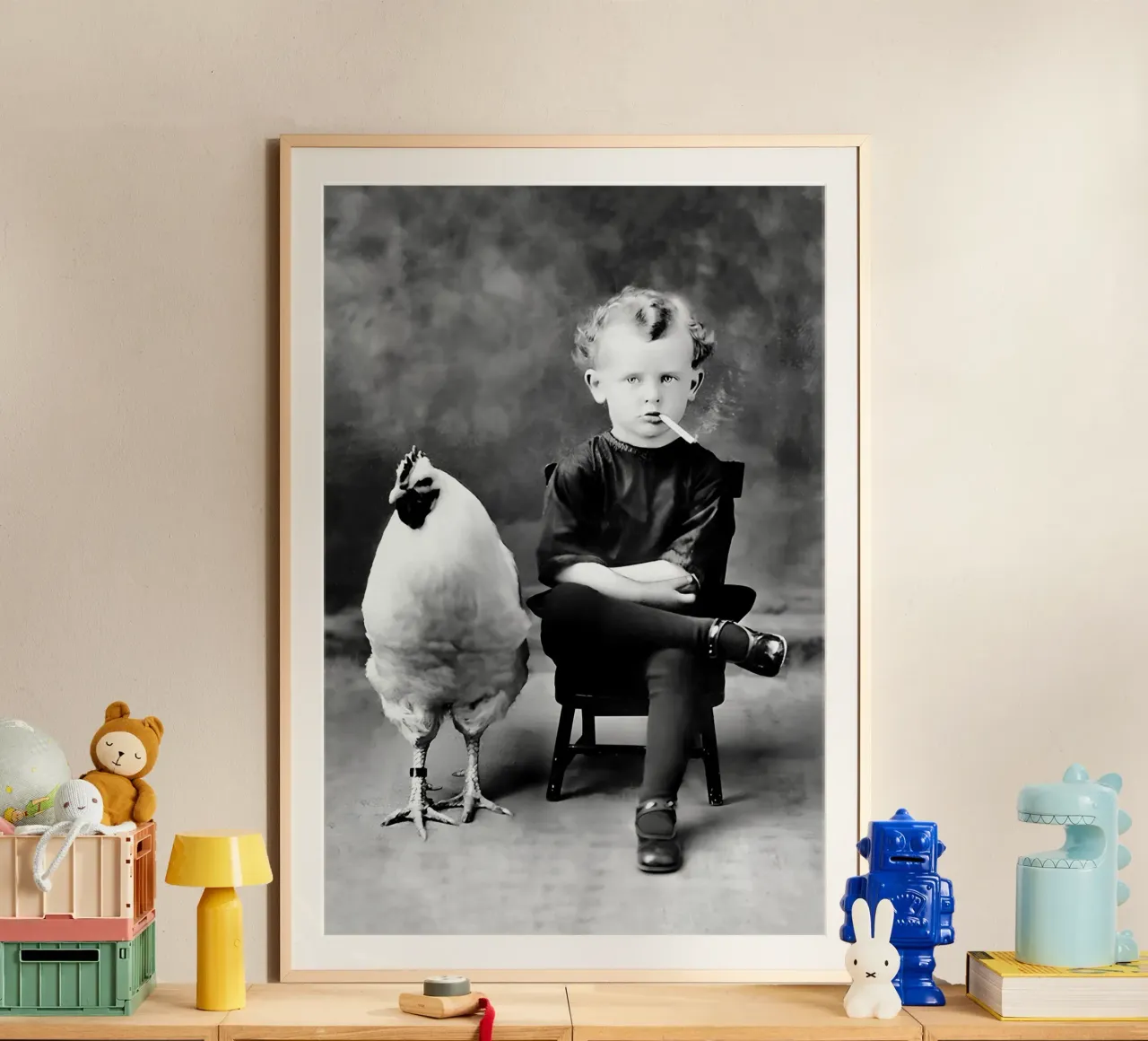 Garçon et poulet, drôle de photo ancienne en noir et blanc poster de Vibrant Vintage Prints