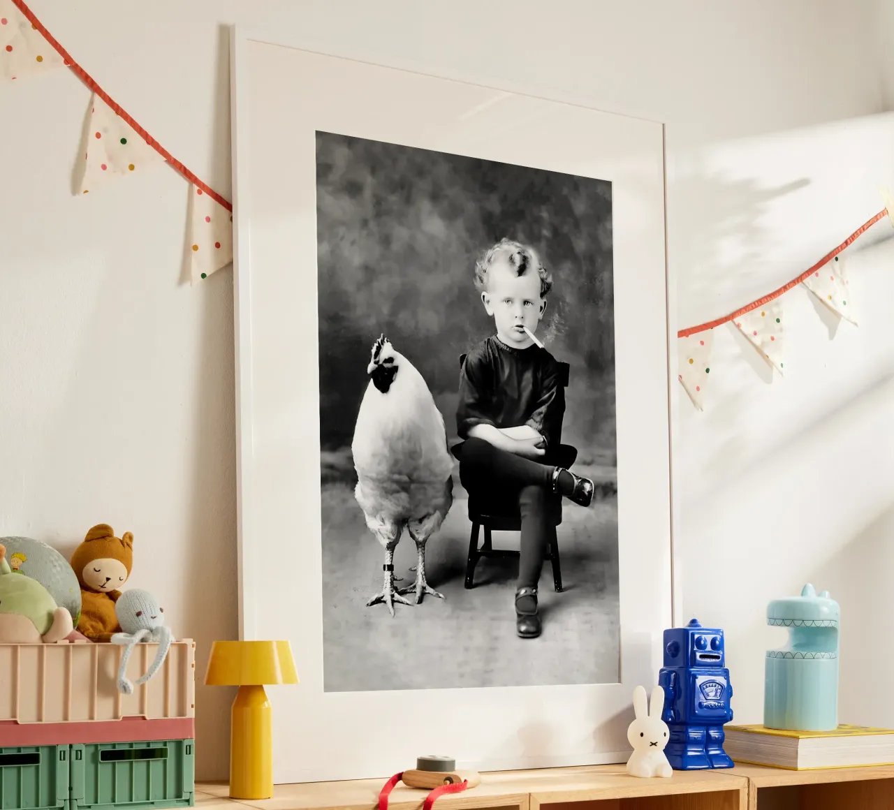 Garçon et poulet, drôle de photo ancienne en noir et blanc poster de Vibrant Vintage Prints