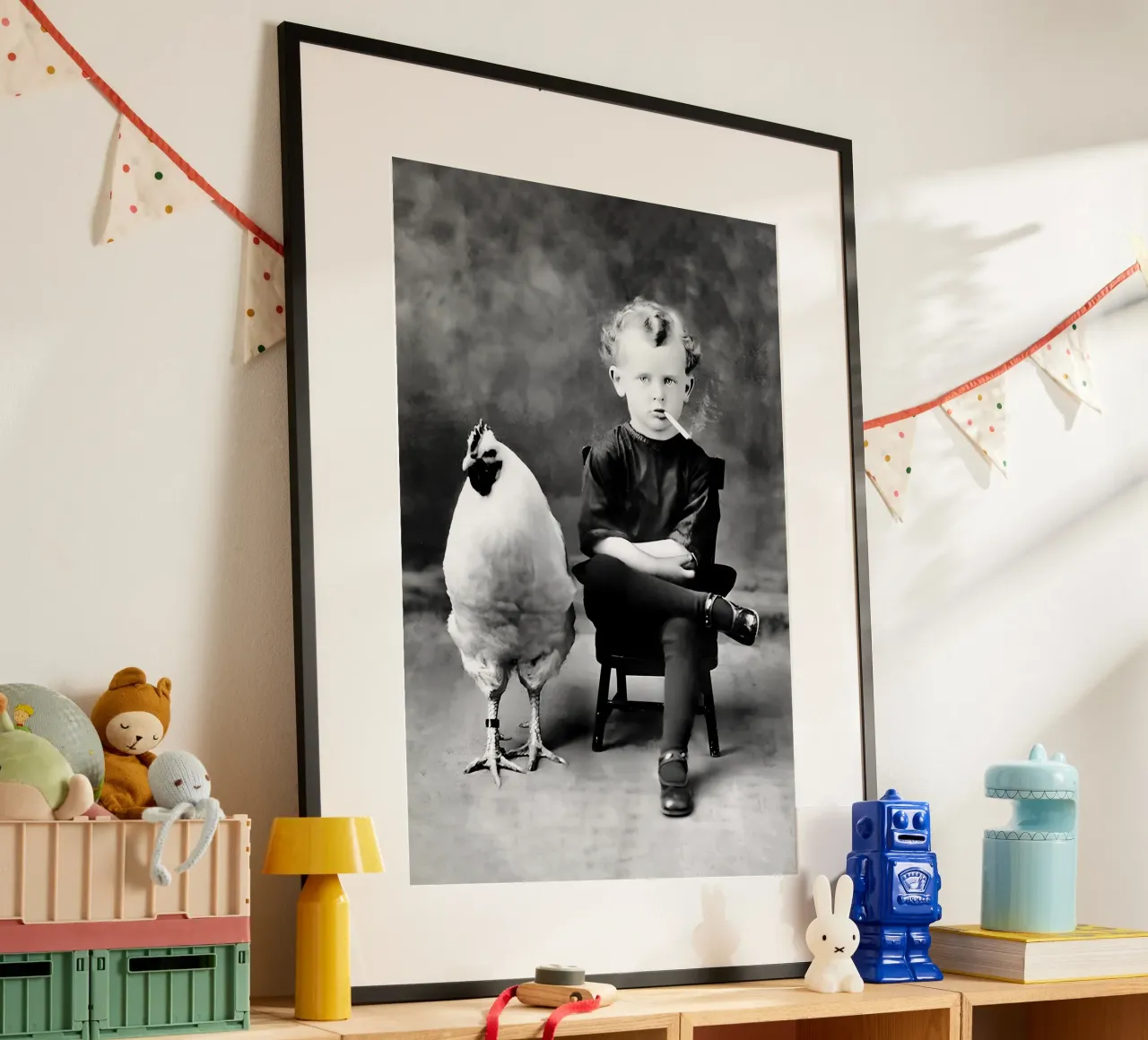 Garçon et poulet, drôle de photo ancienne en noir et blanc poster de Vibrant Vintage Prints