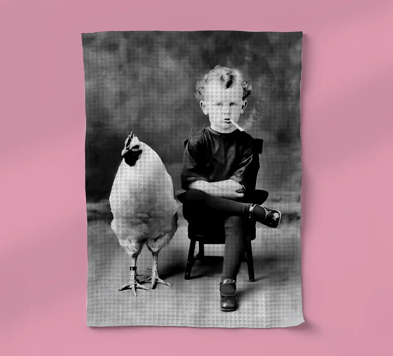 Garçon et poulet, drôle de photo ancienne en noir et blanc torchon de Vibrant Vintage Prints