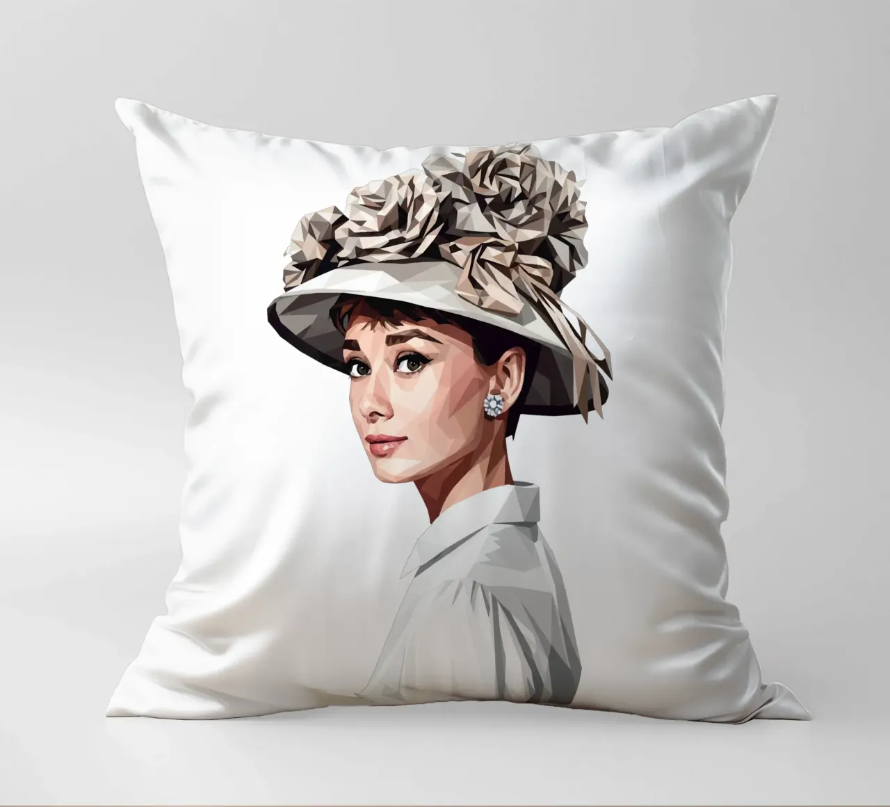 Audrey Hepburn con un cappello stravagante Lowpoly cuscino da Low Profile