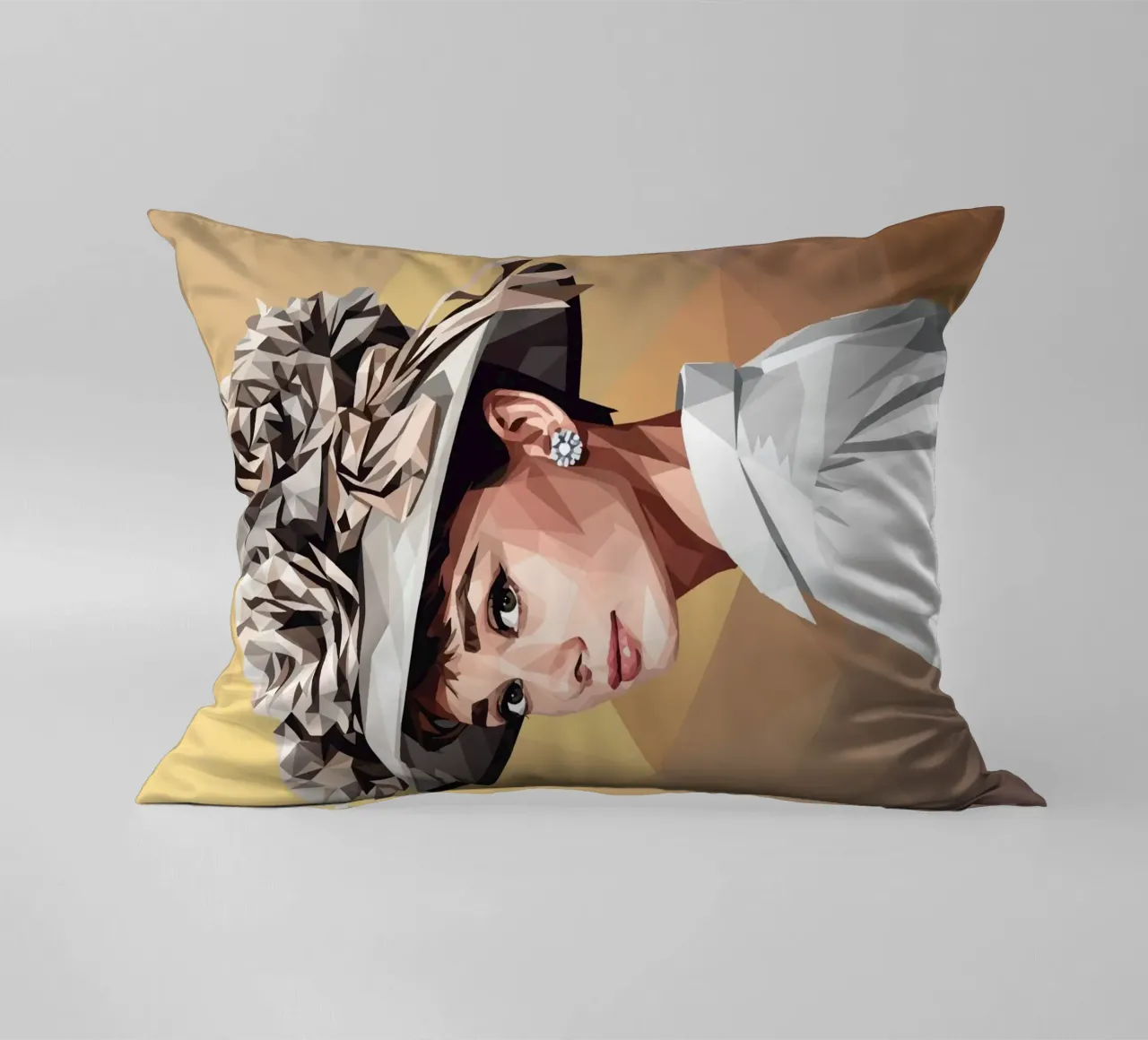 Audrey Hepburn con un cappello stravagante Lowpoly cuscino da Low Profile