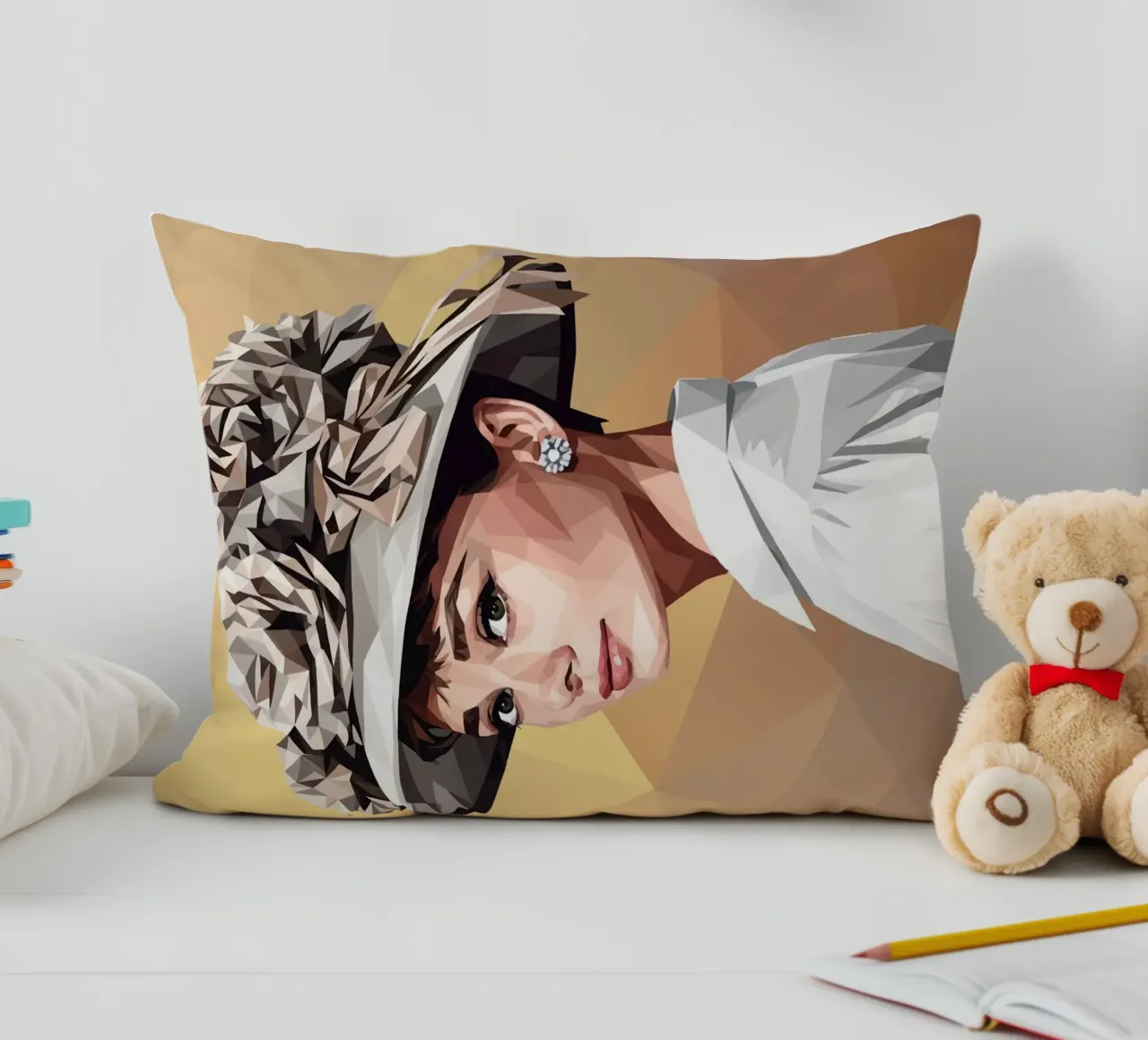 Audrey Hepburn con un cappello stravagante Lowpoly cuscino da Low Profile
