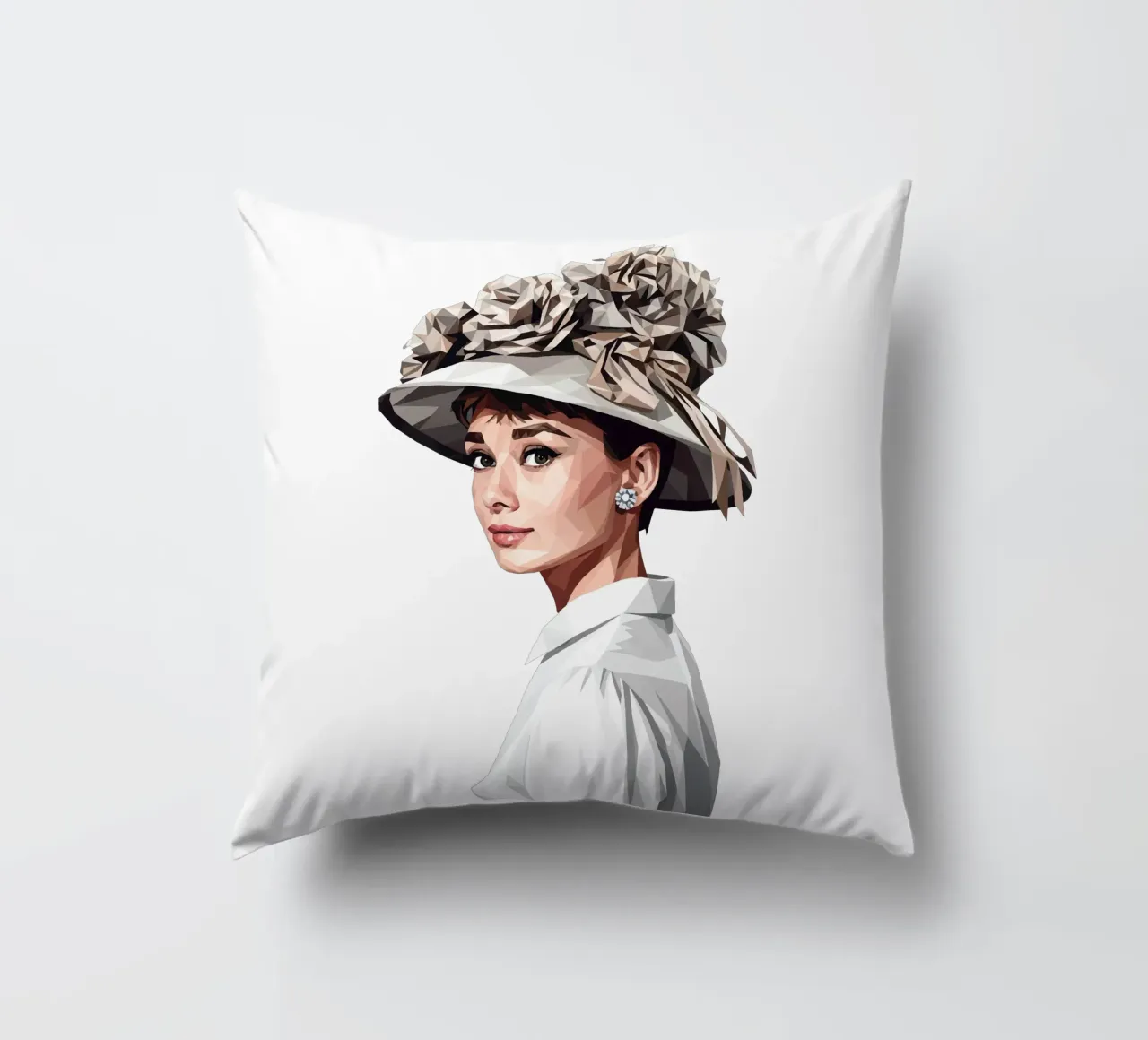 Audrey Hepburn con un cappello stravagante Lowpoly cuscino da Low Profile