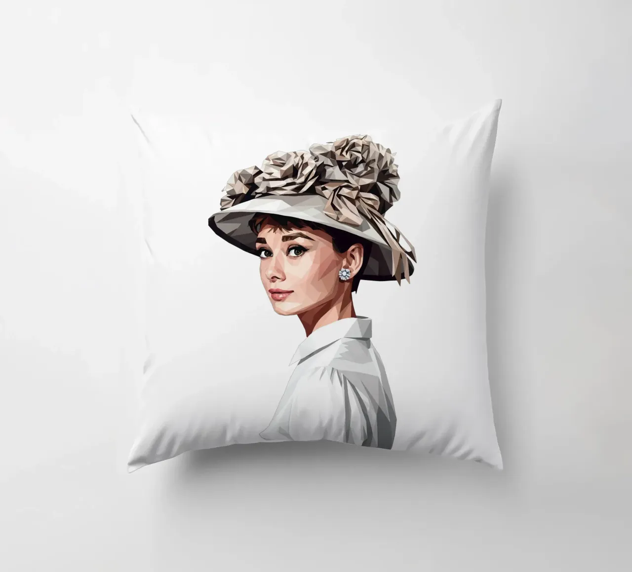 Audrey Hepburn con un cappello stravagante Lowpoly cuscino da Low Profile