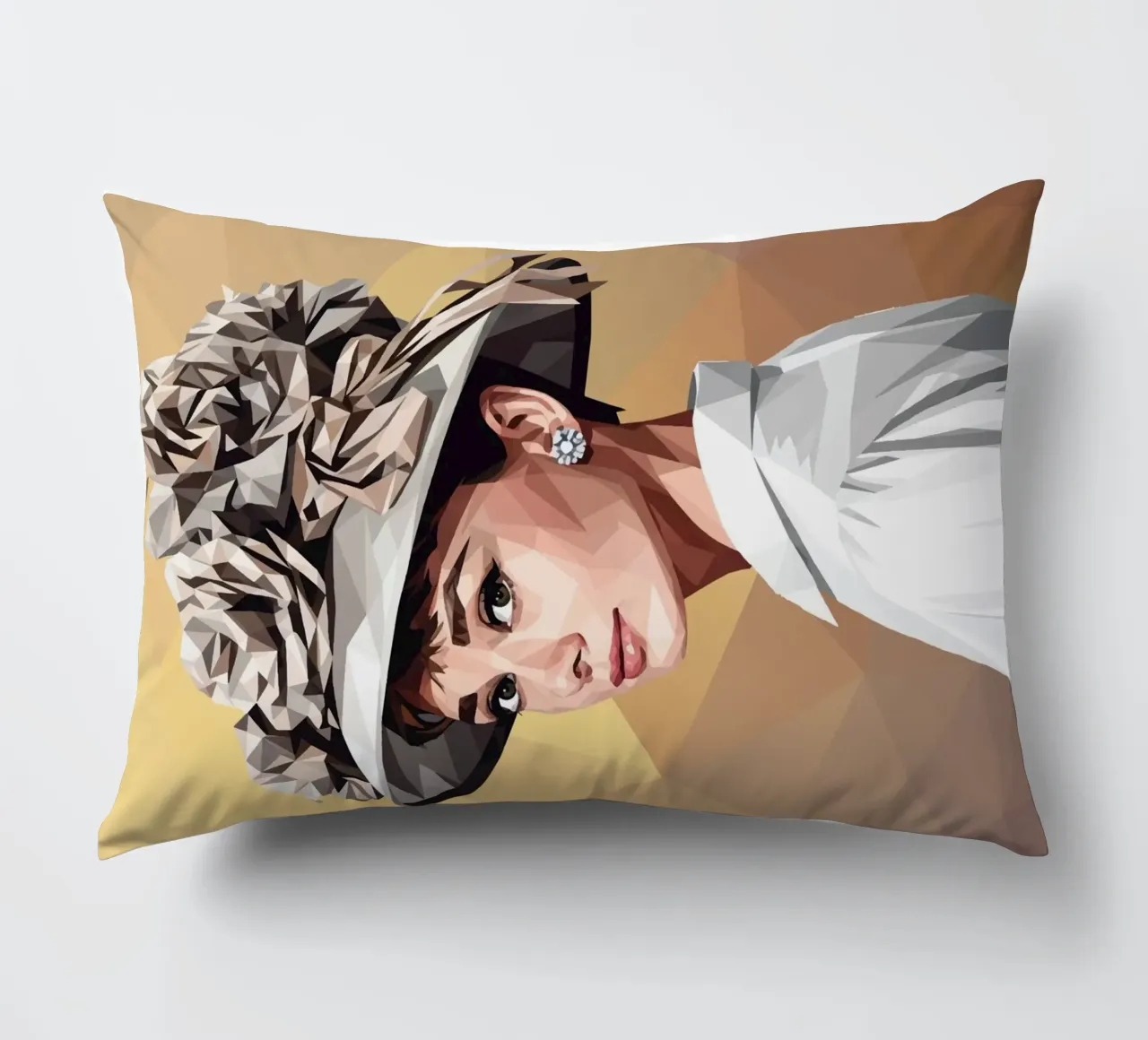 Audrey Hepburn con un cappello stravagante Lowpoly cuscino da Low Profile