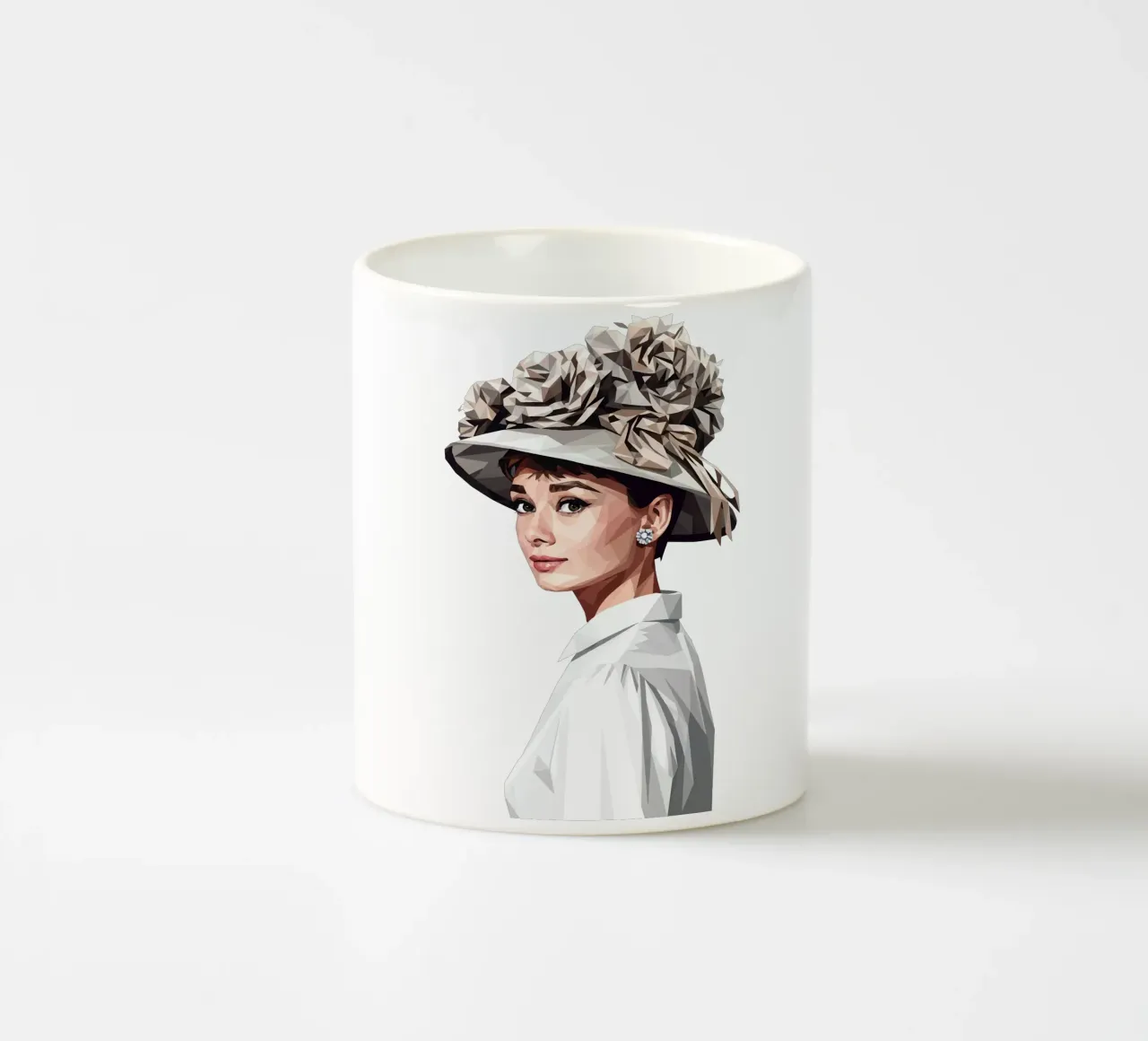 Audrey Hepburn con un cappello stravagante Lowpoly tazza in ceramica da Low Profile