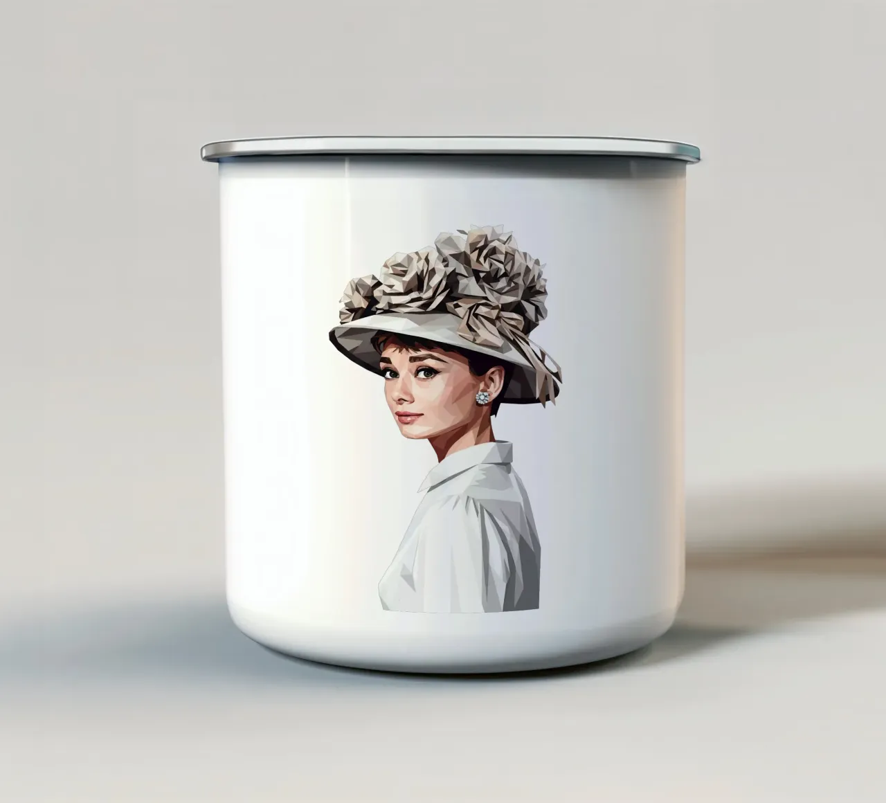 Audrey Hepburn con un cappello stravagante Lowpoly tazza in smalto da Low Profile