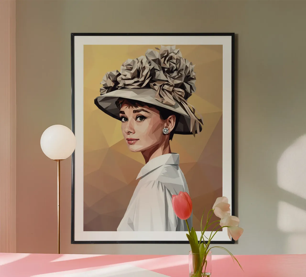 Audrey Hepburn con un cappello stravagante Lowpoly poster con telaio in plastica da Low Profile