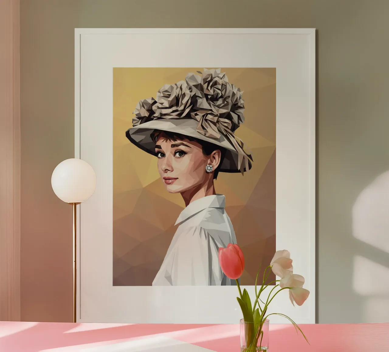 Audrey Hepburn con un cappello stravagante Lowpoly poster con telaio in plastica da Low Profile