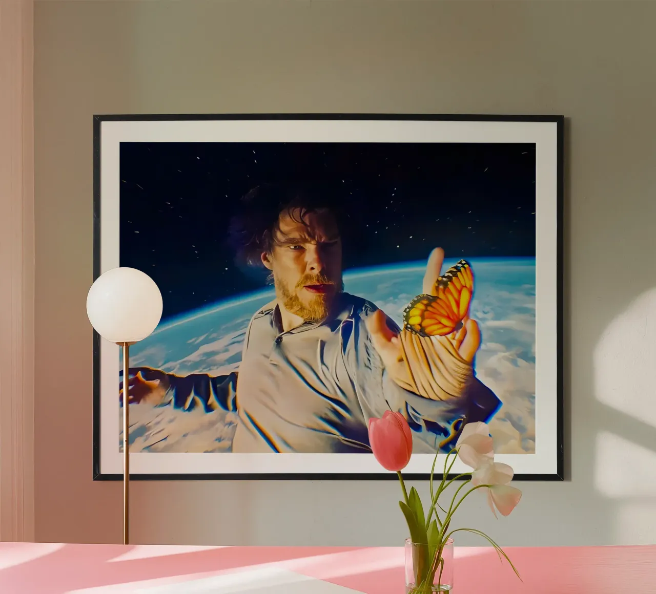 Doc. stranger poster con telaio in plastica da Low poly art
