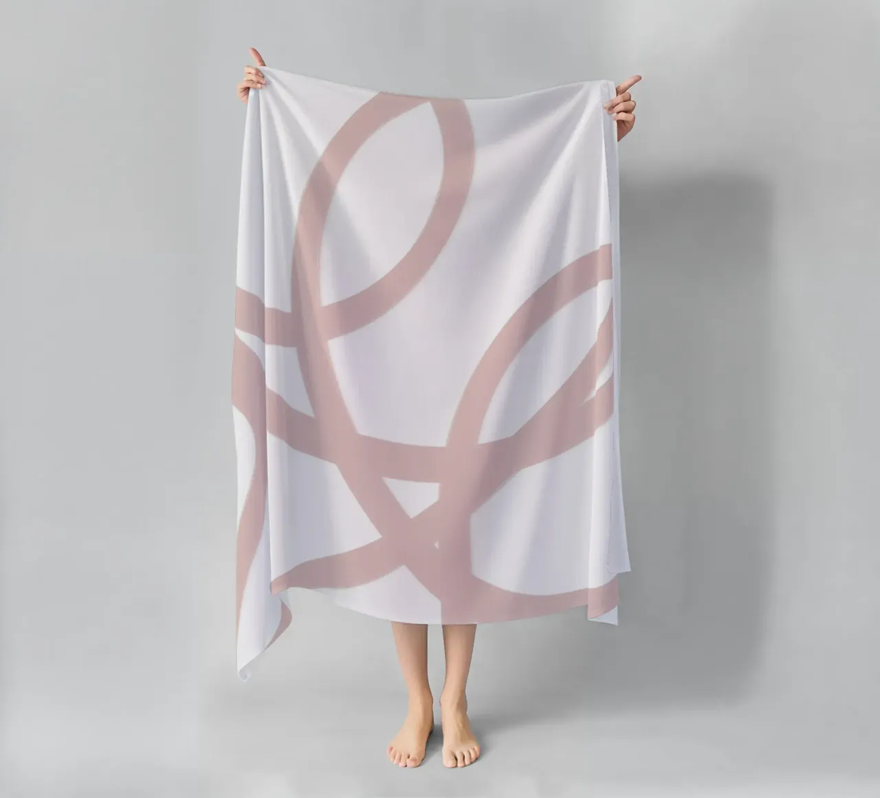 Beige and White Abstract Swirls telo mare da GraceDigitalArtCo