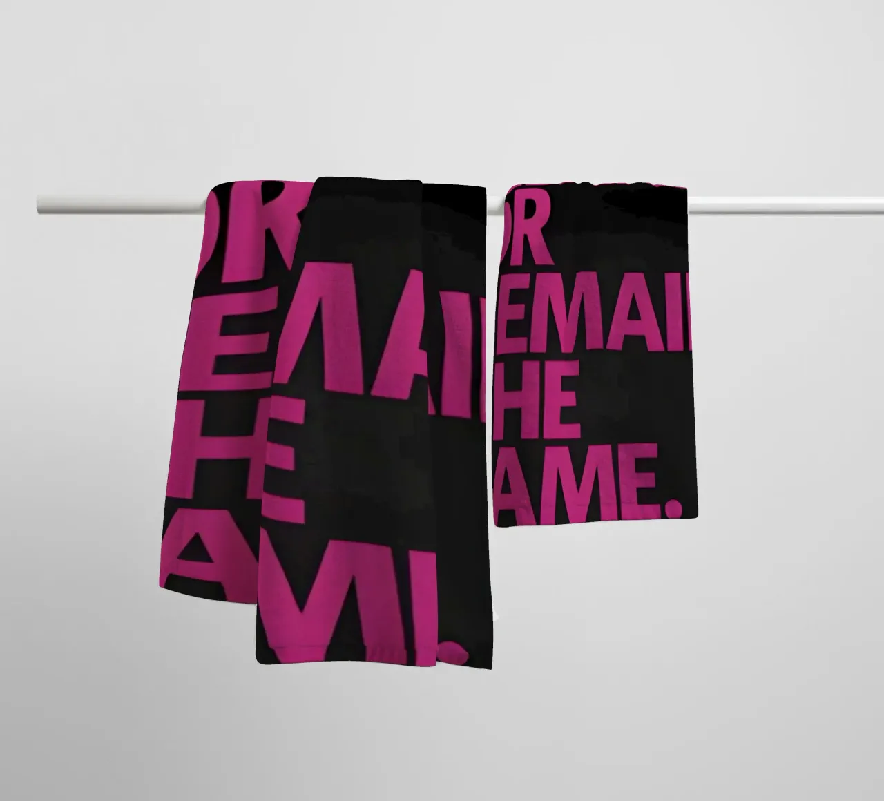 Train Insane Or Remain The Same' asciugamano da bagno da Type & Tape