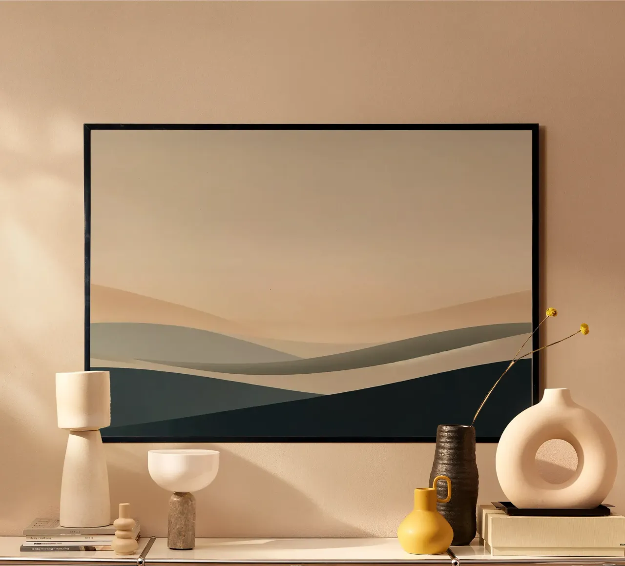 Dune pastello all'orizzonte poster con telaio in legno da Chromatic Fusion Studio
