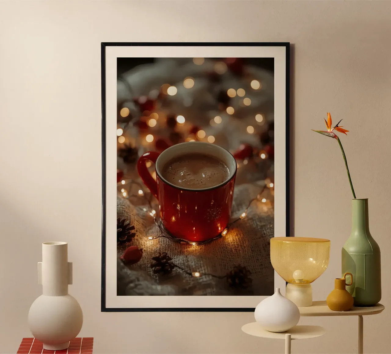 Tazza rossa con luci per cioccolata calda e pigne poster con telaio in alluminio da DesignDoodle