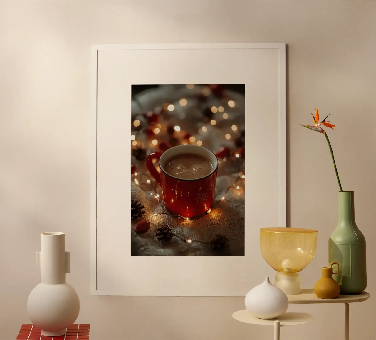 Tazza rossa con luci per cioccolata calda e pigne poster con telaio in alluminio da DesignDoodle