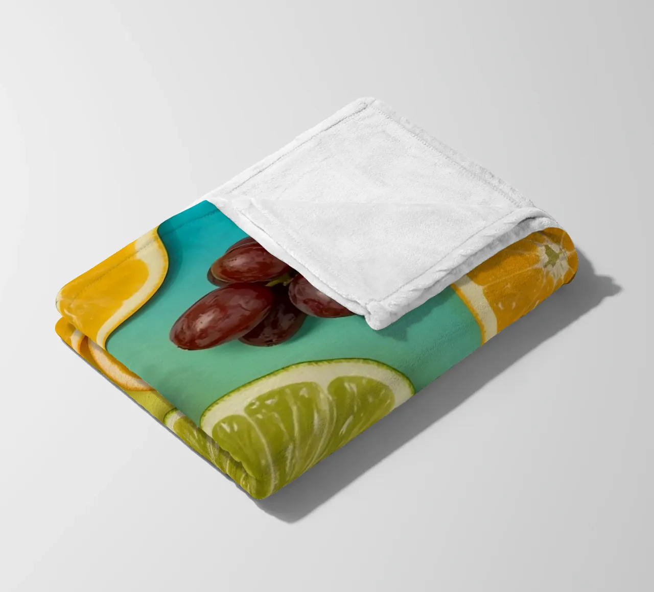 Aufgeschnittenes Obst Sortiment auf Gradient Hintergrund Fleecedecke von DesignDoodle