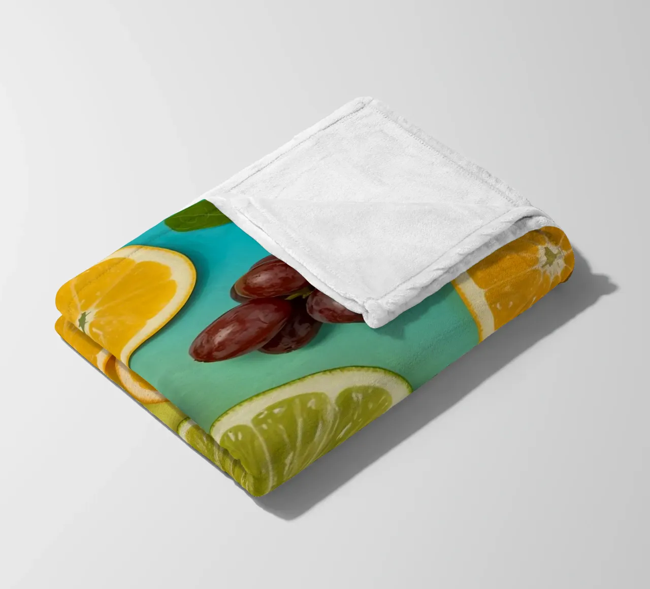 Aufgeschnittenes Obst Sortiment auf Gradient Hintergrund Fleecedecke von DesignDoodle